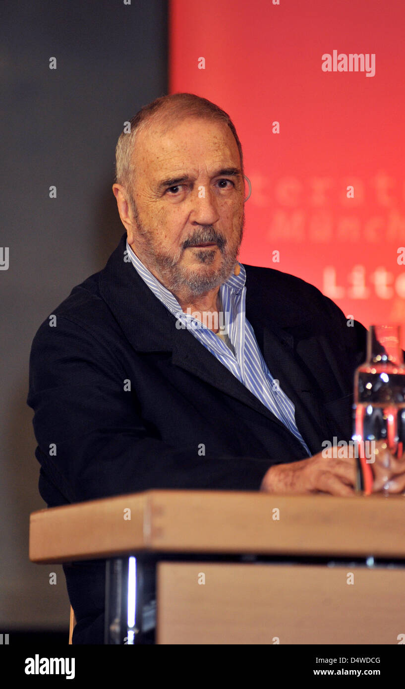 Autore francese e screenplaywright Jean-Claude Carriere assiste l'Elefante round sotto il motto "doppio massa' nel corso del Monaco di Baviera Festival della letteratura a Ludwig-Maximians University di Monaco di Baviera, Germania, 19 novembre 2010. Foto: Felix Hoerhager Foto Stock