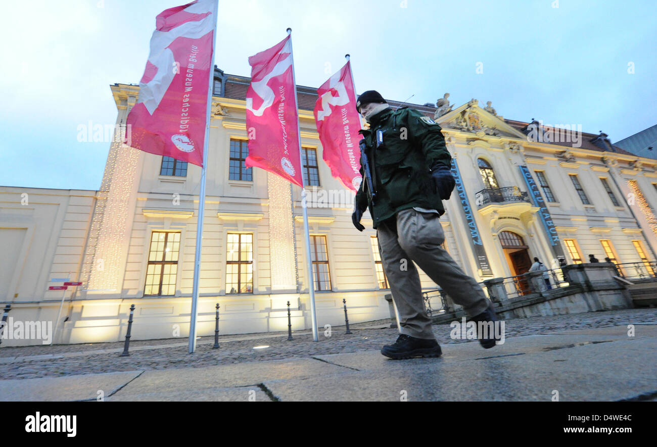 Un funzionario di polizia con la mitragliatrice custodisce il Museo Ebraico di Berlino, Germania, 24 novembre 2010. La polizia ha reagito sulle più recenti avvisi di terrore con massicce misure di sicurezza. TOBIAS KLEINSCHMIDT Foto Stock