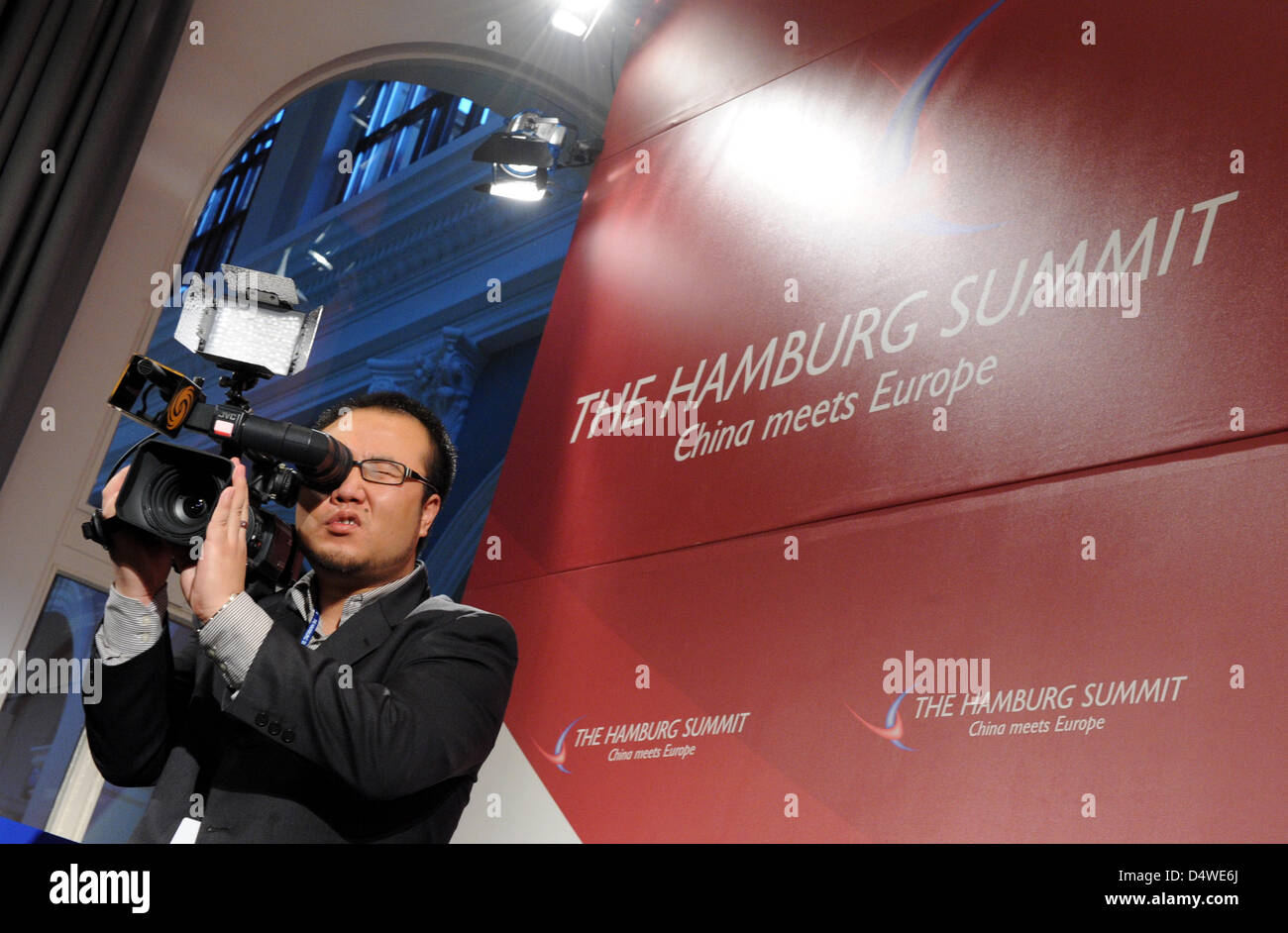 Un TV-operatore video film l apertura della conferenza "vertice di Amburgo: CINA INCONTRA L'Europa" presso la Camera di commercio di Amburgo, Germania, 25 novembre 2010. Temi principali della conferenza sono questioni valutarie, la crisi economica e il cambiamento demografico. Foto: Marcus Brandt Foto Stock