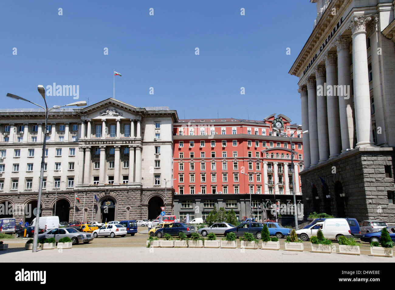 Sofia. La Bulgaria. Palazzo del Consiglio dei ministri in background e la parte anteriore destra è la casa di partito. Foto Stock