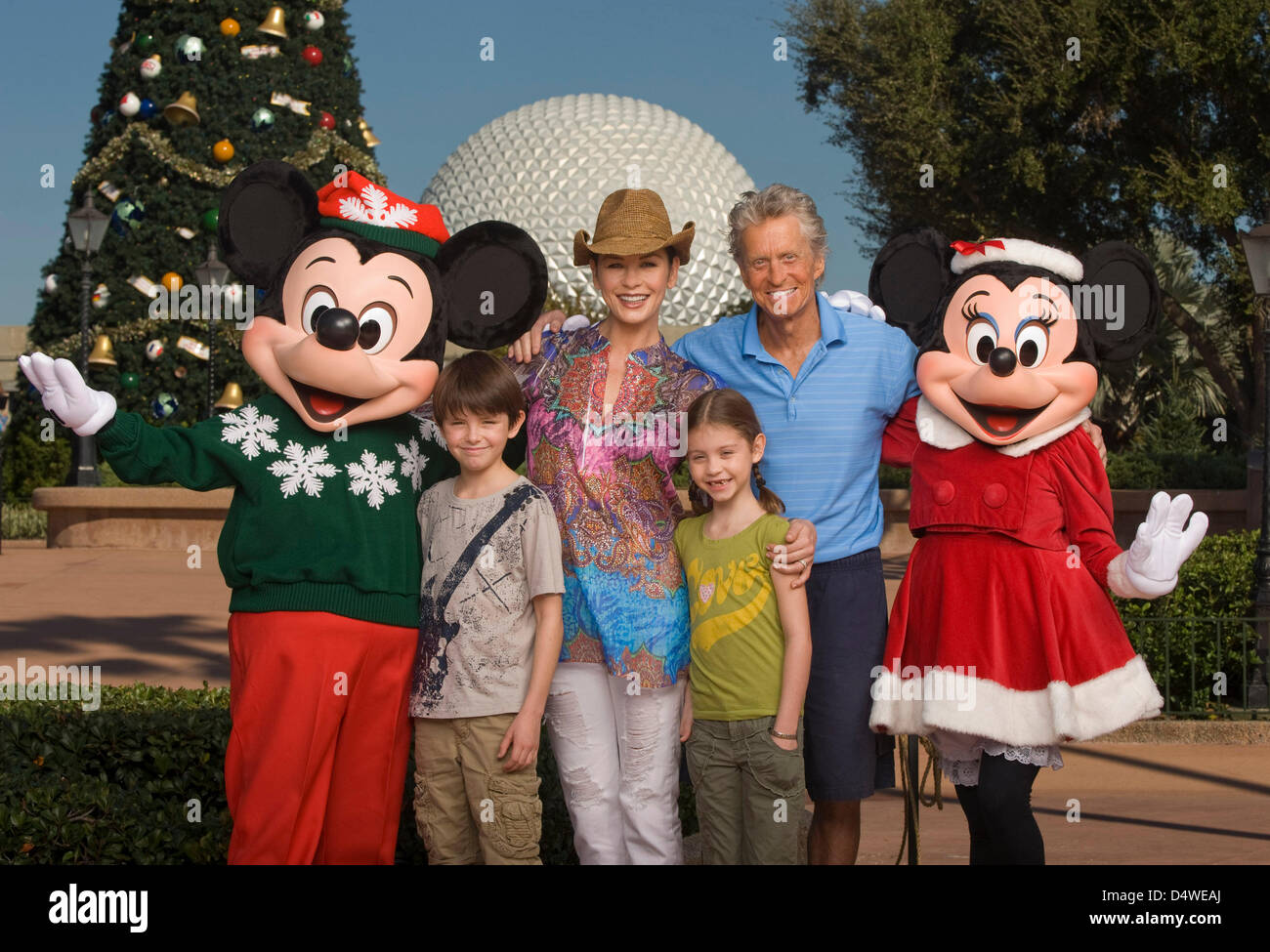 Noi attore Michael Douglas in posa per una foto con sua moglie Catherine Zeta-Jones e i loro figli Dylan (L) e Carys (R) a Disney World in Lake Buena Vista, Stati Uniti, 24 novembre 2011. Il giovane ha celebrato il loro decimo giorno di nozze il 18 novembre 2010. Michael Douglas sta combattendo contro un cancro alla gola. Foto: Kent Phillips/Walt Disney World, fotografo Foto Stock