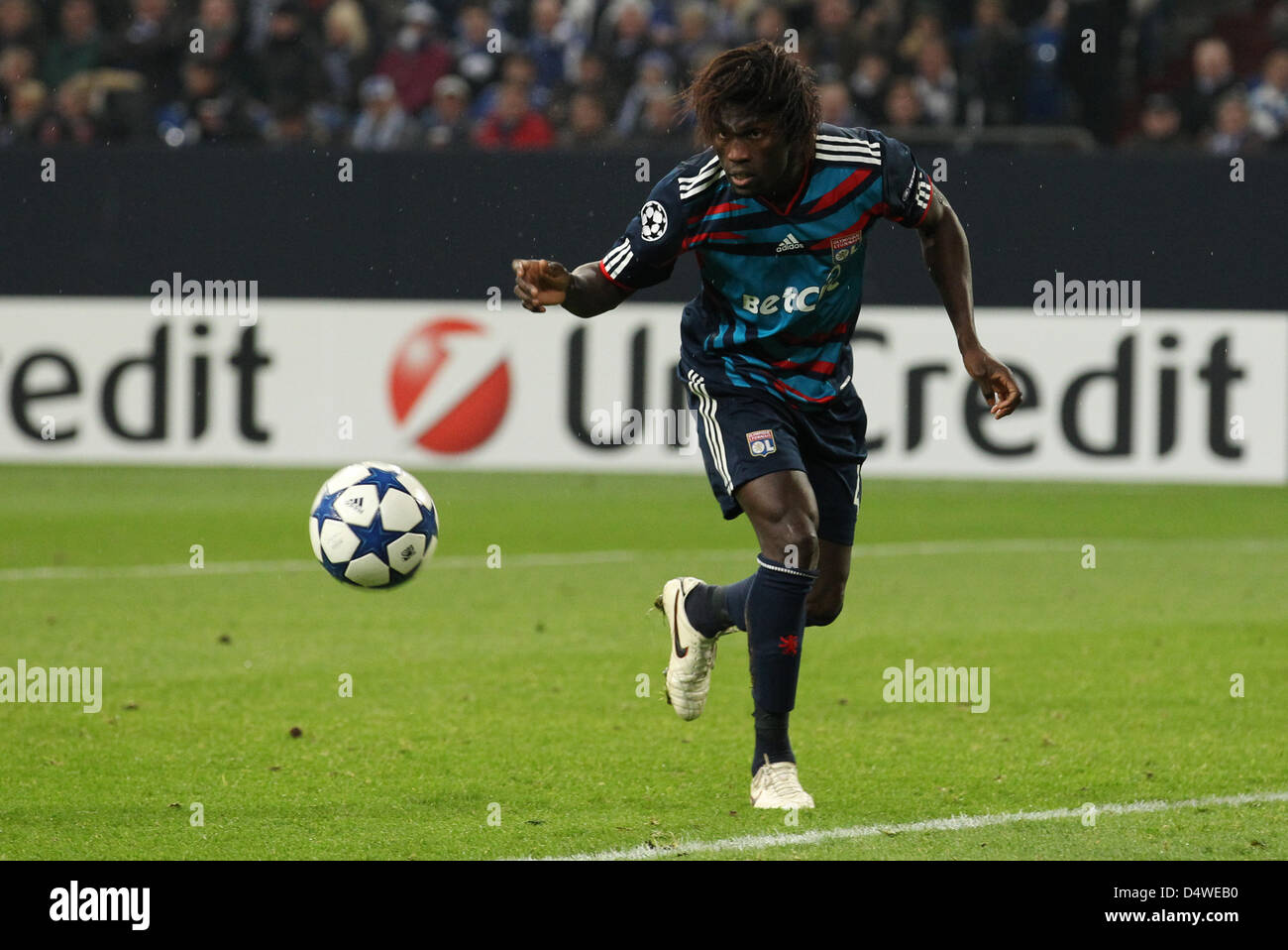 Lyon's Pape Diakhate vies per la palla durante la UEFA Champions League gruppo B partita FC Schalke 04 contro l'Olympique Lione a Veltins-Arena a Gelsenkirchen, Germania, 24 novembre 2010. Schalke ha vinto 3-0. Foto: Friso Gentsch Foto Stock