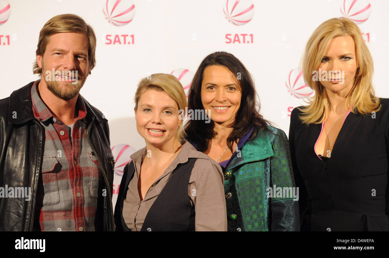 (L-R) attori tedeschi Henning Baum, Annette Frier, Ulrike Folkers e Veronica Ferres sorriso come privato tedesco stazione TV Sat.1 presenta la sua primavera 2011 mette in evidenza a Amburgo, Germania, 25 novembre 2010. Foto: Angelika Warmuth Foto Stock