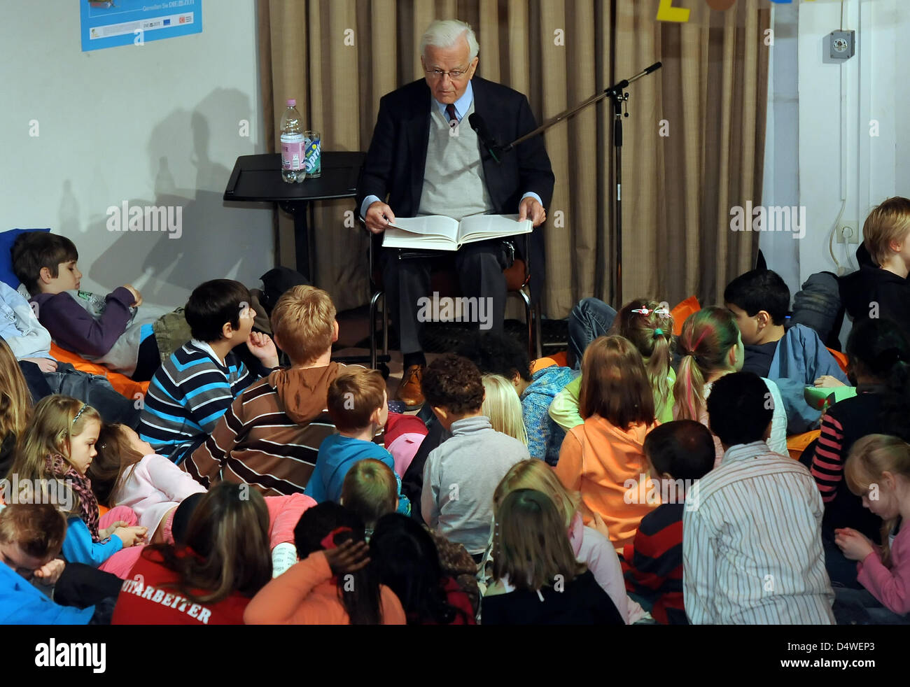 Ex Presidente tedesco Richard von Weizsaecker legge le favole per bambini presso l' Arche" di Berlino, Germania, 26 novembre 2010. Nel corso del VII Giornata Tedesca della lettura, molti ben noti di persone dalla politica, cultura, media e la società lette pubblicamente ai bambini per farli appassionati di letteratura. Foto: Britta Pedersen Foto Stock
