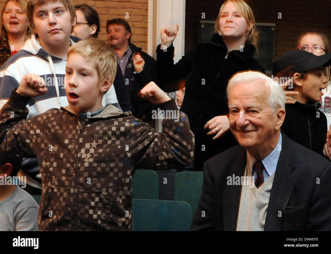 Ex Presidente tedesco Richard von Weizsaecker orologi una performance dei bambini presso l' Arche" di Berlino, Germania, 26 novembre 2010. Nel corso del VII Giornata Tedesca della lettura, molti ben noti di persone dalla politica, cultura, media e la società lette pubblicamente ai bambini per farli appassionati di letteratura. Foto: Britta Pedersen Foto Stock