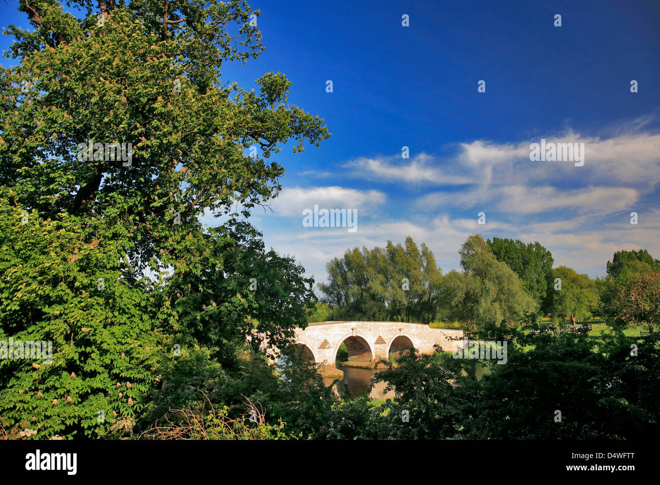 Milton traghetto il ponte di pietra, Ferry Meadows Park, Peterborough, CAMBRIDGESHIRE, England, Regno Unito Foto Stock