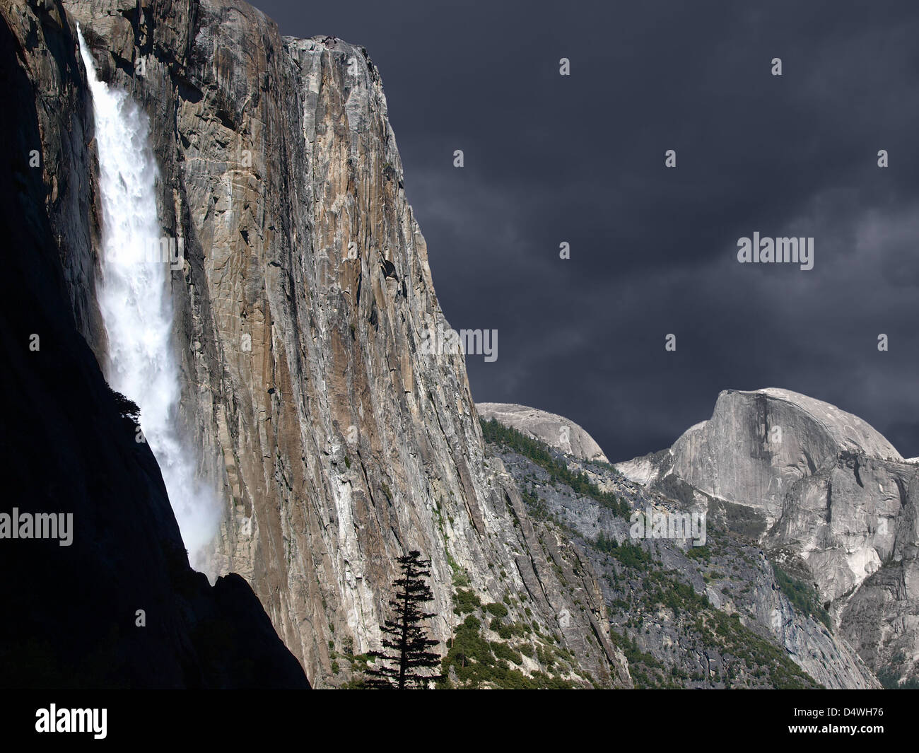Tempesta di primavera cloud e con il Parco Nazionale di Yosemite Falls e mezza cupola.. Foto Stock