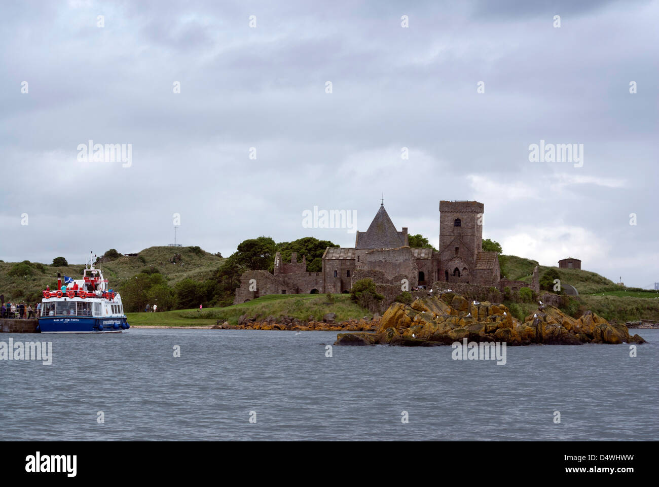 La cameriera della via, e l'Abbazia su Inchcolm isola, nel Firth of Forth nei pressi di Edimburgo Foto Stock
