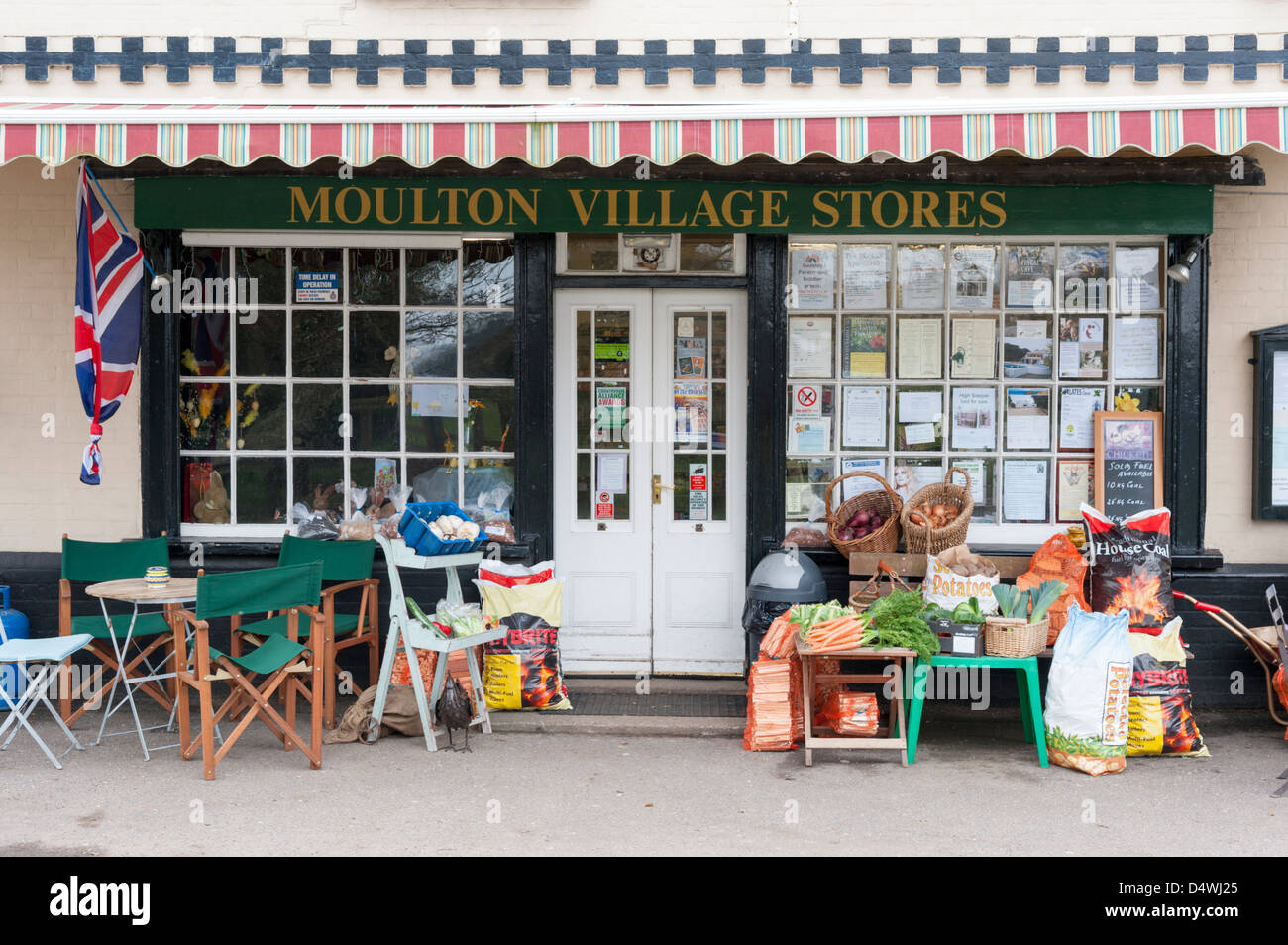 La Moulton village memorizza un tradizionali magazzini generali e ufficio postale in Suffolk REGNO UNITO Foto Stock