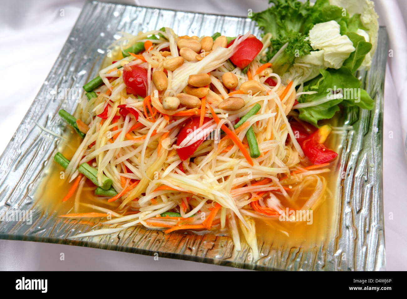 Thai insalata di papaia servire con verdure Foto Stock