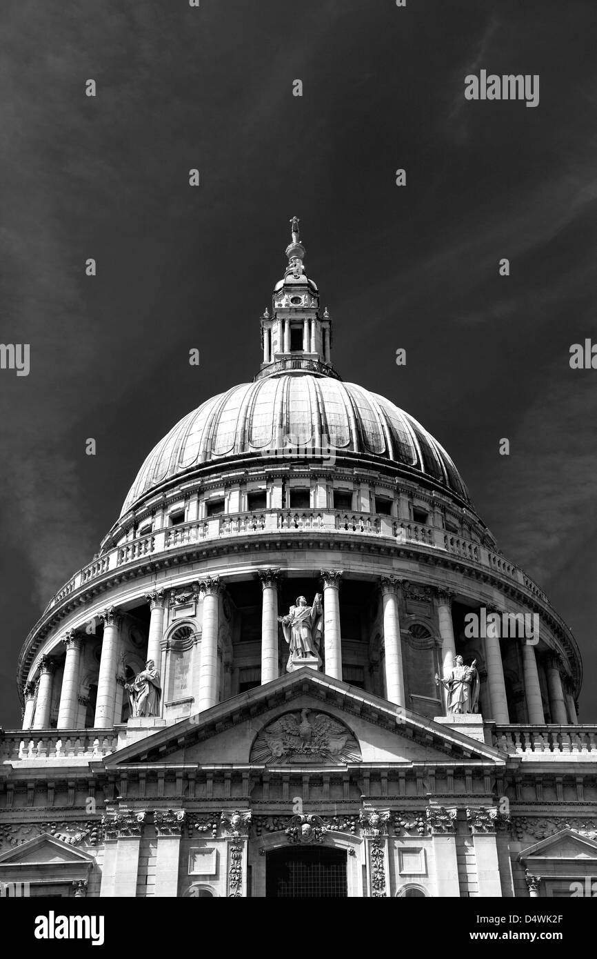 Estate, vista esterna di Saint Pauls Cathedral, North Bank di Londra City, England, Regno Unito costruito da Sir Christopher Wren Foto Stock