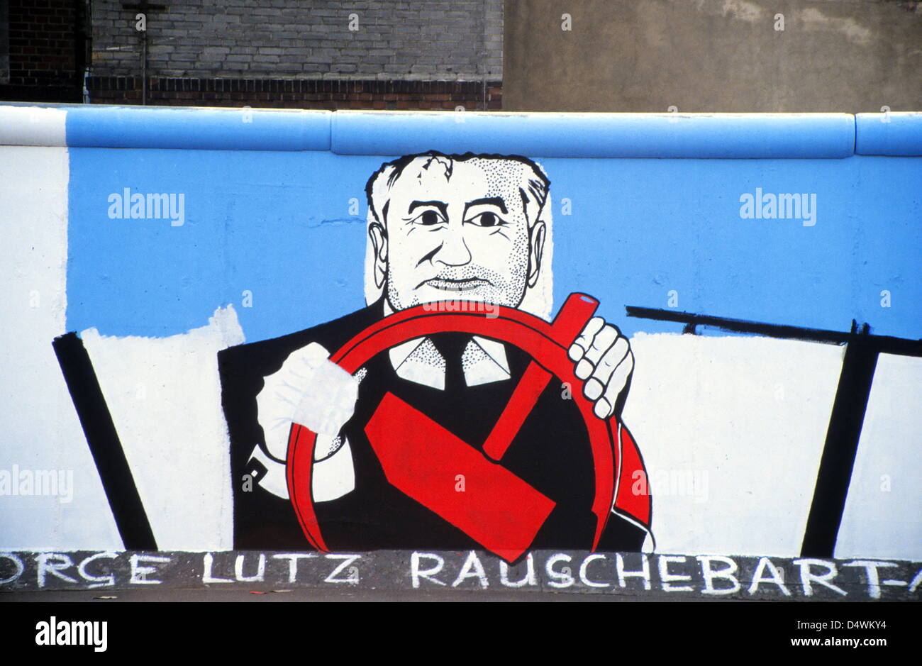 Le prime immagini della East Side Gallery dopo l'apertura della sezione del muro di Berlino a Mühlenstrasse di Berlino in Germania dopo la riunificazione tedesca nel 1990. I blocchi in calcestruzzo della parete tra Ostbahnhof e Warschauer Strasse sono state illustrate con dipinti di artisti internazionali dopo l'apertura della frontiera nel novembre 1989. Foto: Dieter Palm Foto Stock