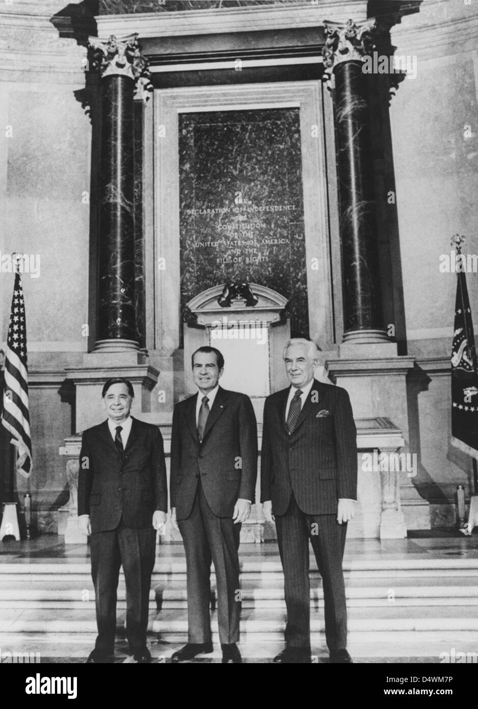 Una foto del 1971 mostra il presidente della camera Carl Albert, il presidente Richard Nixon e il giudice capo Warren E. Burger prima di tenere discorsi per l'apertura delle celebrazioni del bicentenario degli Stati Uniti. Foto Stock