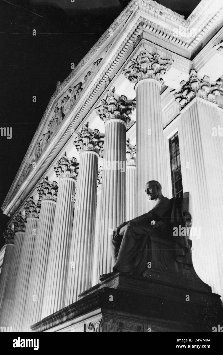 Fotografia del National Archives Building di notte in Pennsylvania Avenue ingresso, 1972 Foto Stock