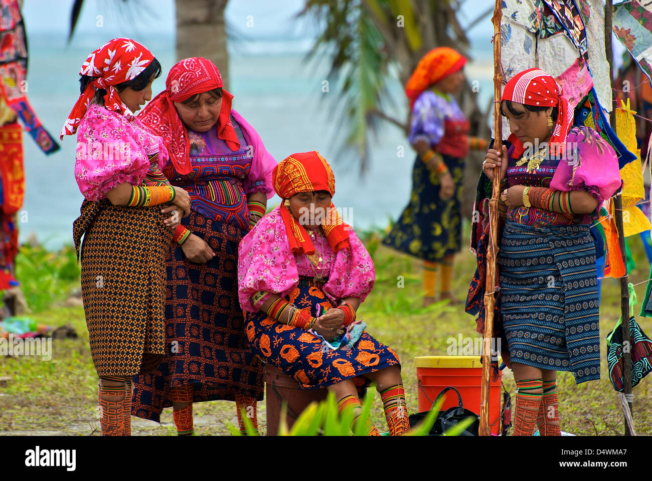 Il colorfully vestito nativi indiani del San Blas Islansds in Panama Foto Stock