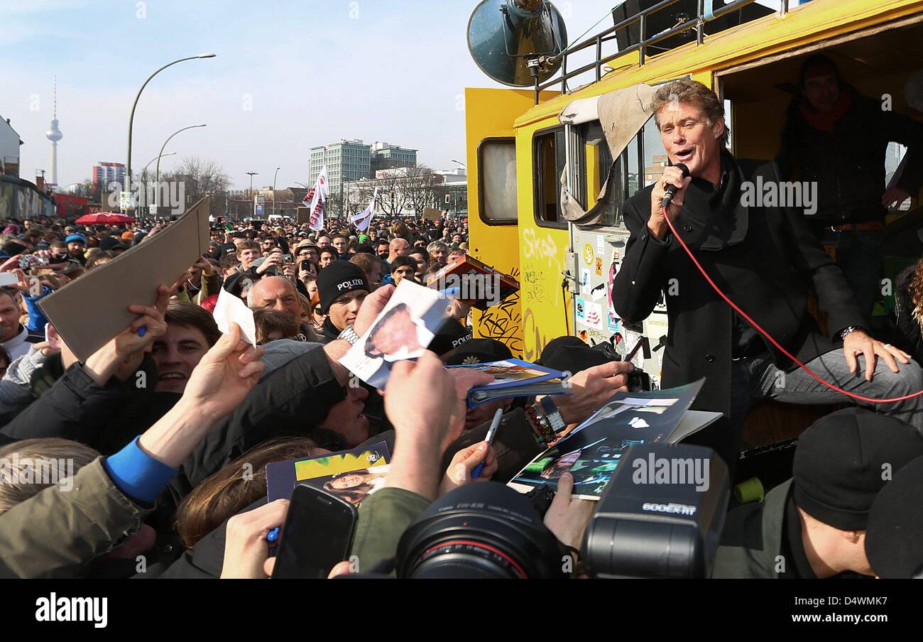 David Hasselhoff particpates nelle manifestazioni contro la rimozione di parti del muro di Berlino e dà autografi presso la East Side Gallery di Berlino, Germania, 17 marzo 2013. Foto: Ralf Harde/Geisler Fotopress Foto Stock