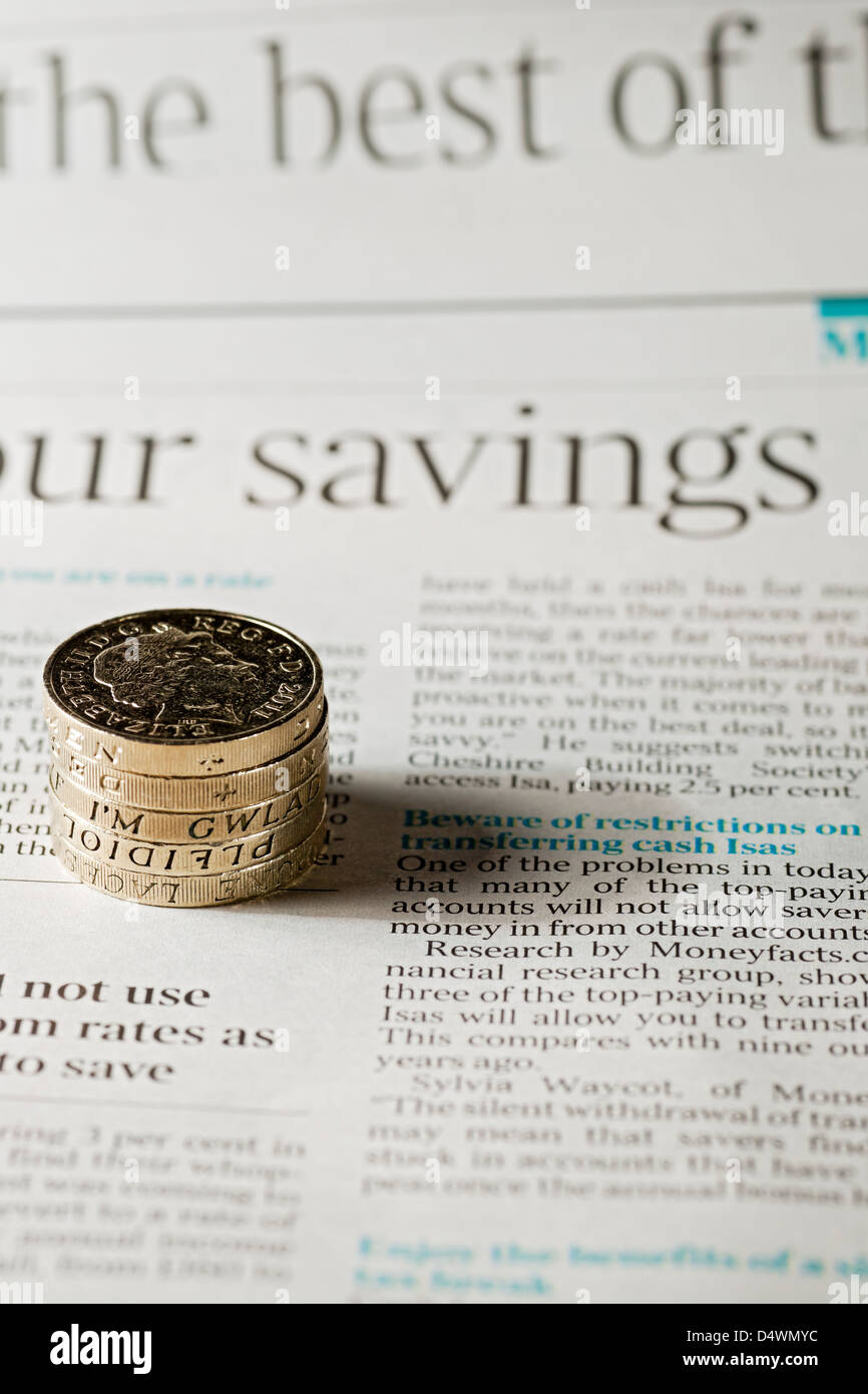 Primo piano delle monete inglesi in sterline sulla pagina del concetto di finanza aziendale dei giornali finanziari Foto Stock