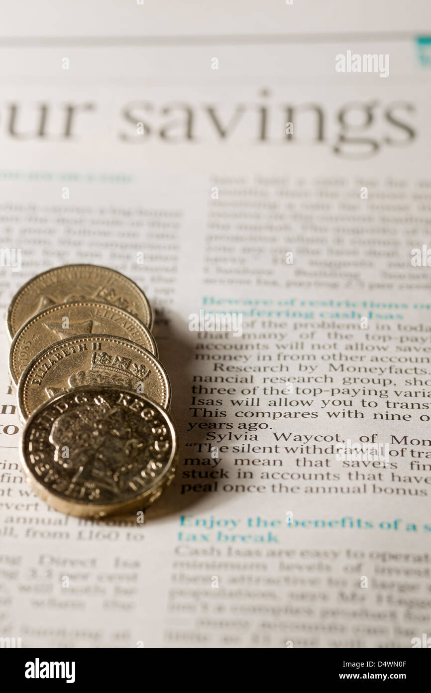 Primo piano di monete inglesi in sterline sulla pagina del concetto di finanza aziendale dei giornali finanziari Foto Stock