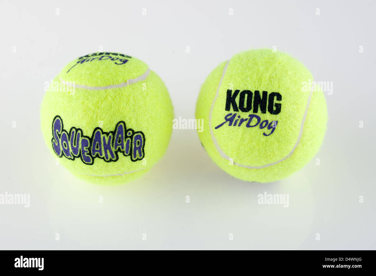 Due Kong Airdog squeakair Giocattolo del cane extra resistente stile tennis palle gialle Foto Stock