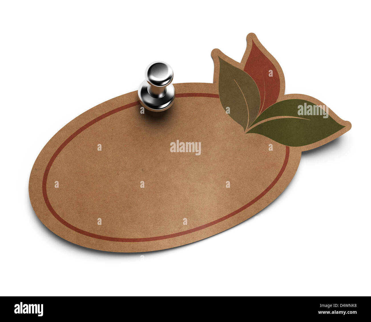 Eco Friendly etichetta, carta kraft con disegno di foglie fissato su una parete bianca con la puntina di metallo Foto Stock