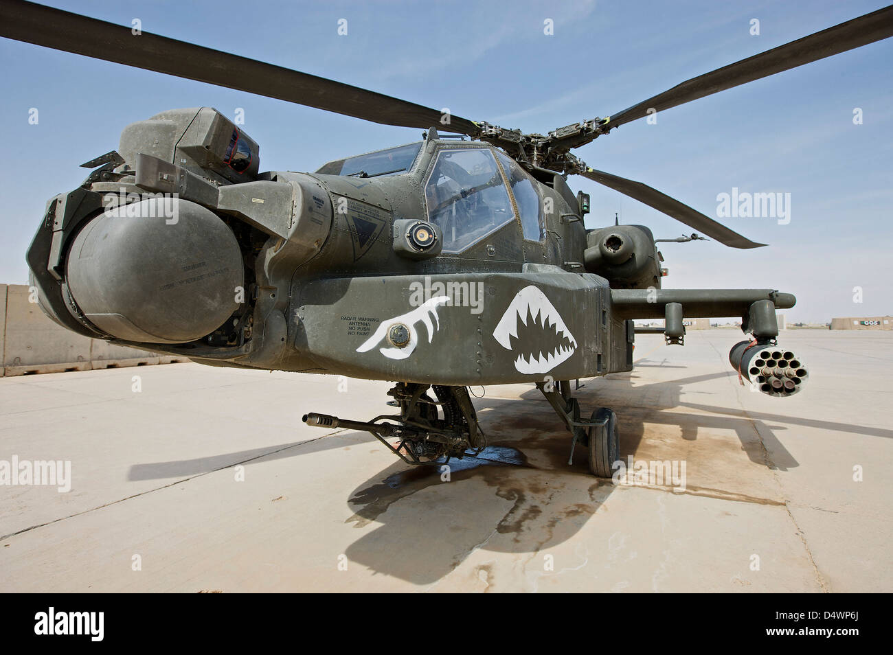 AH-64D Longbow Apache a COB Speicher, Tikrit, Iraq, durante l'Operazione Iraqi Freedom Foto Stock