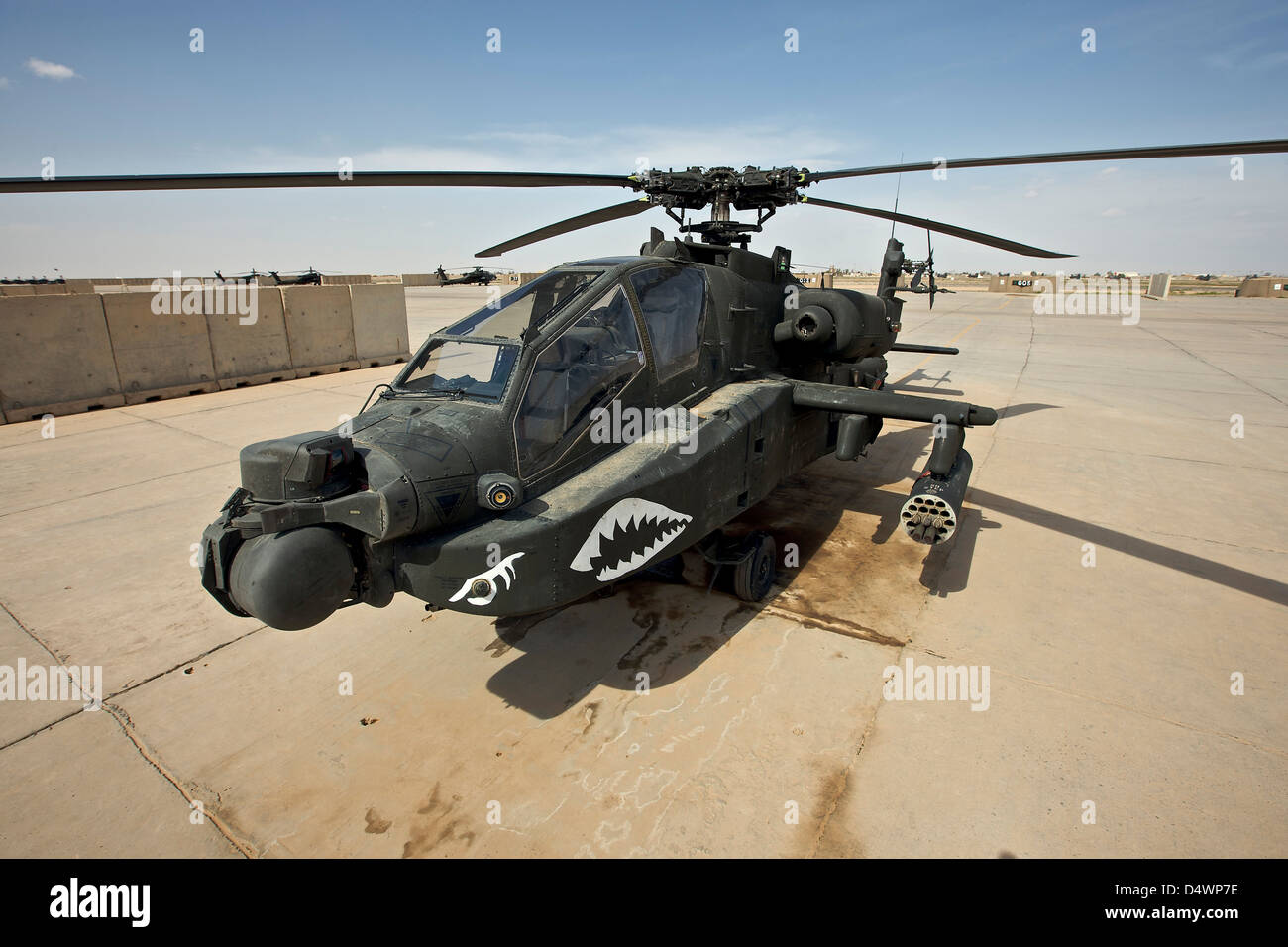 AH-64D Longbow Apache a COB Speicher, Tikrit, Iraq, durante l'Operazione Iraqi Freedom Foto Stock