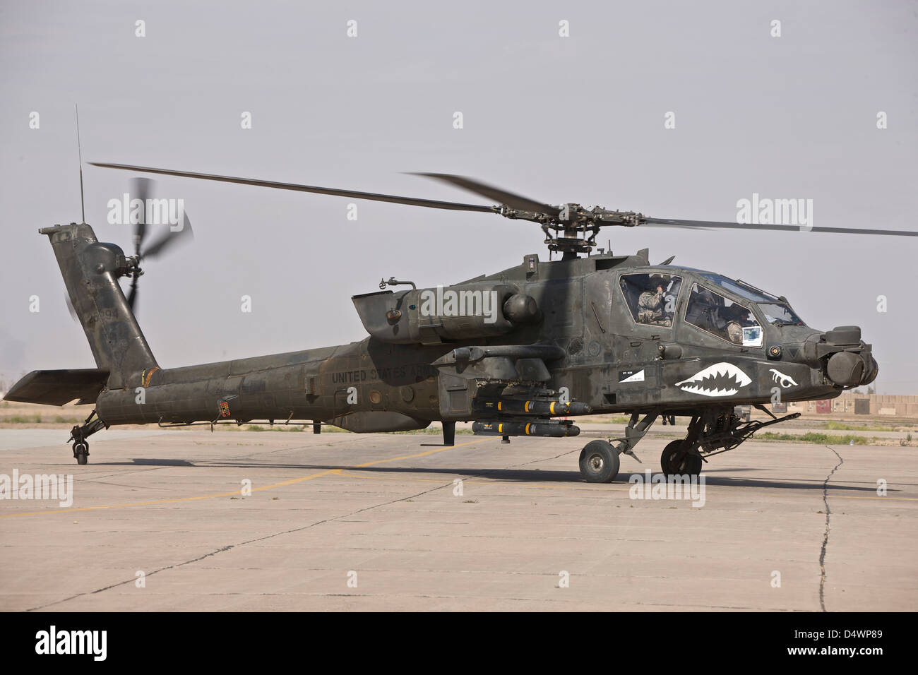 Un AH-64 elicottero Apache ritorna da una missione su Iraq settentrionale durante l'Operazione Iraqi Freedom. Foto Stock