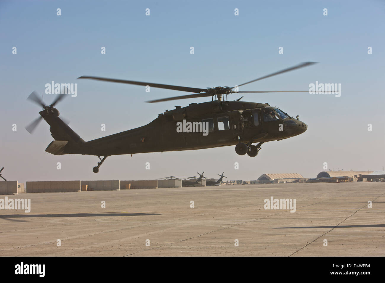 Un UH-60 Black Hawk elicottero atterraggio in una base militare in Iraq. Foto Stock