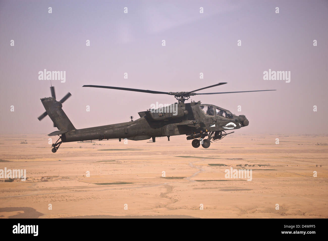 AH-64D Longbow Apache su una missione nel corso dell' Iraq settentrionale. Foto Stock