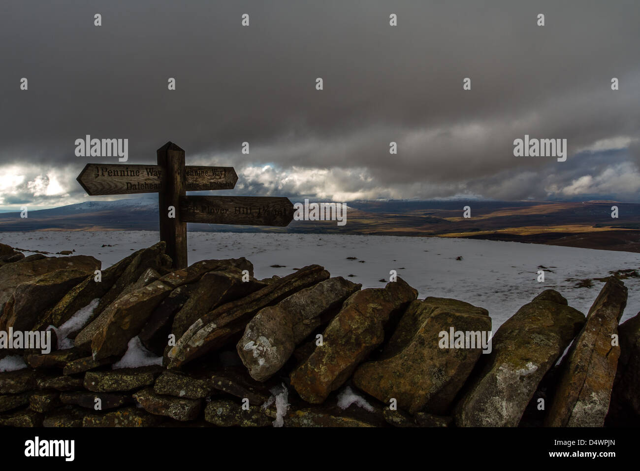 La cima di Pen-y-Ghent con il cartello che indica la Pennine Way in una giornata di neve nello Yorkshire, Regno Unito Foto Stock