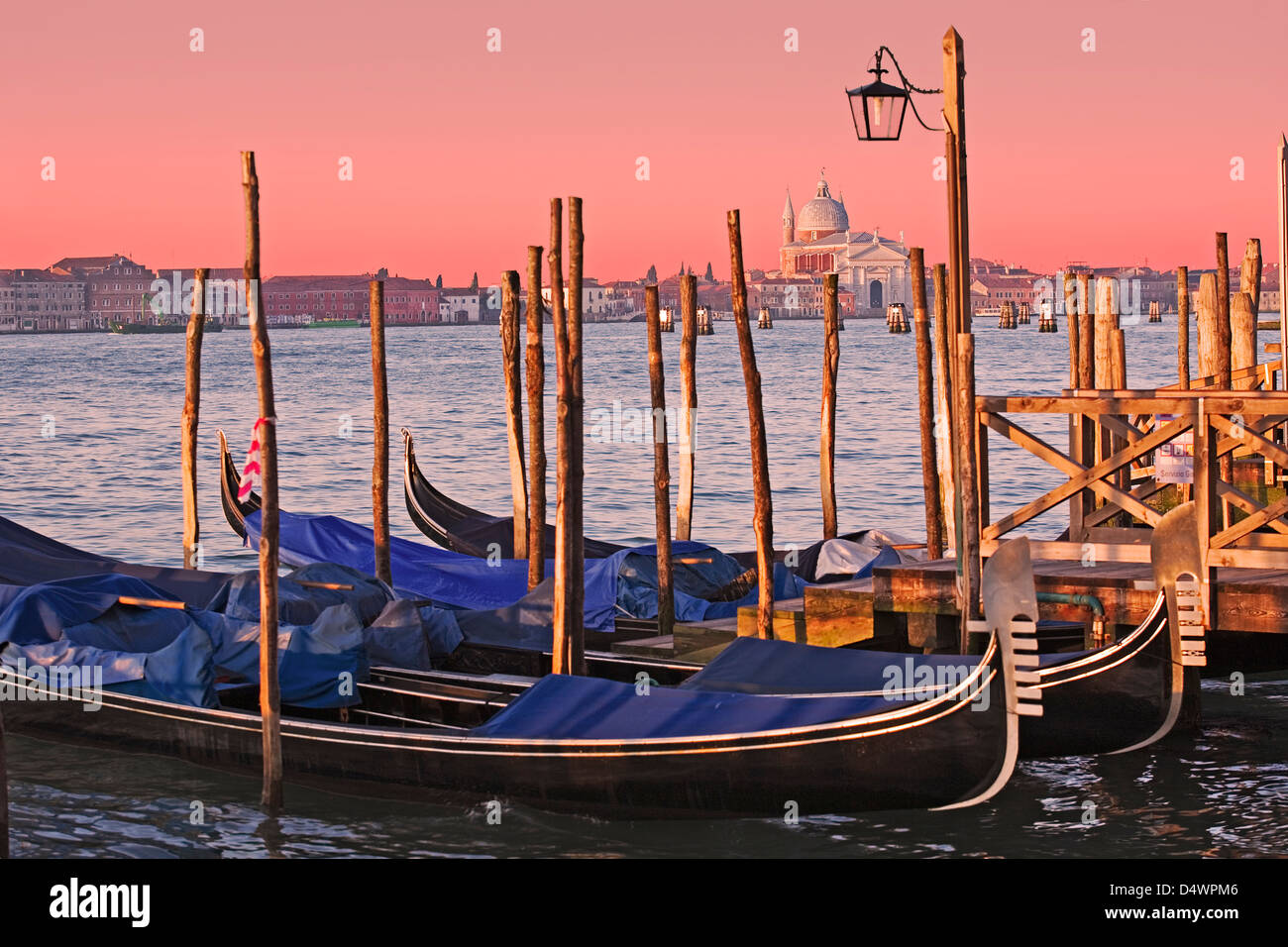 Venezia - Gondola con vista sul Canal Grande da San Marco verso Santa Maria della Salute Foto Stock