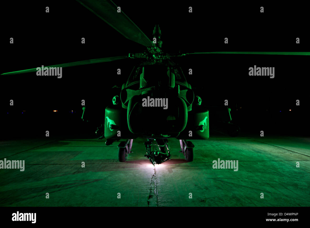 Un AH-64D Longbow Apache parcheggiata in una base militare a Tikrit in Iraq. Foto Stock Un AH-64D Longbow Apache parcheggiata in una base militare a Tikrit in Iraq. Foto Stock