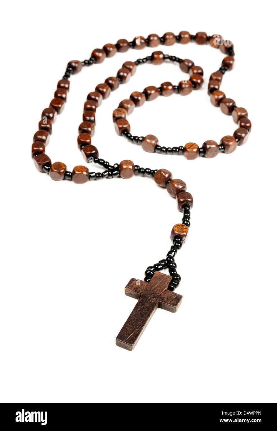 Rosario in legno perle e croce isolati su uno sfondo bianco. Foto Stock