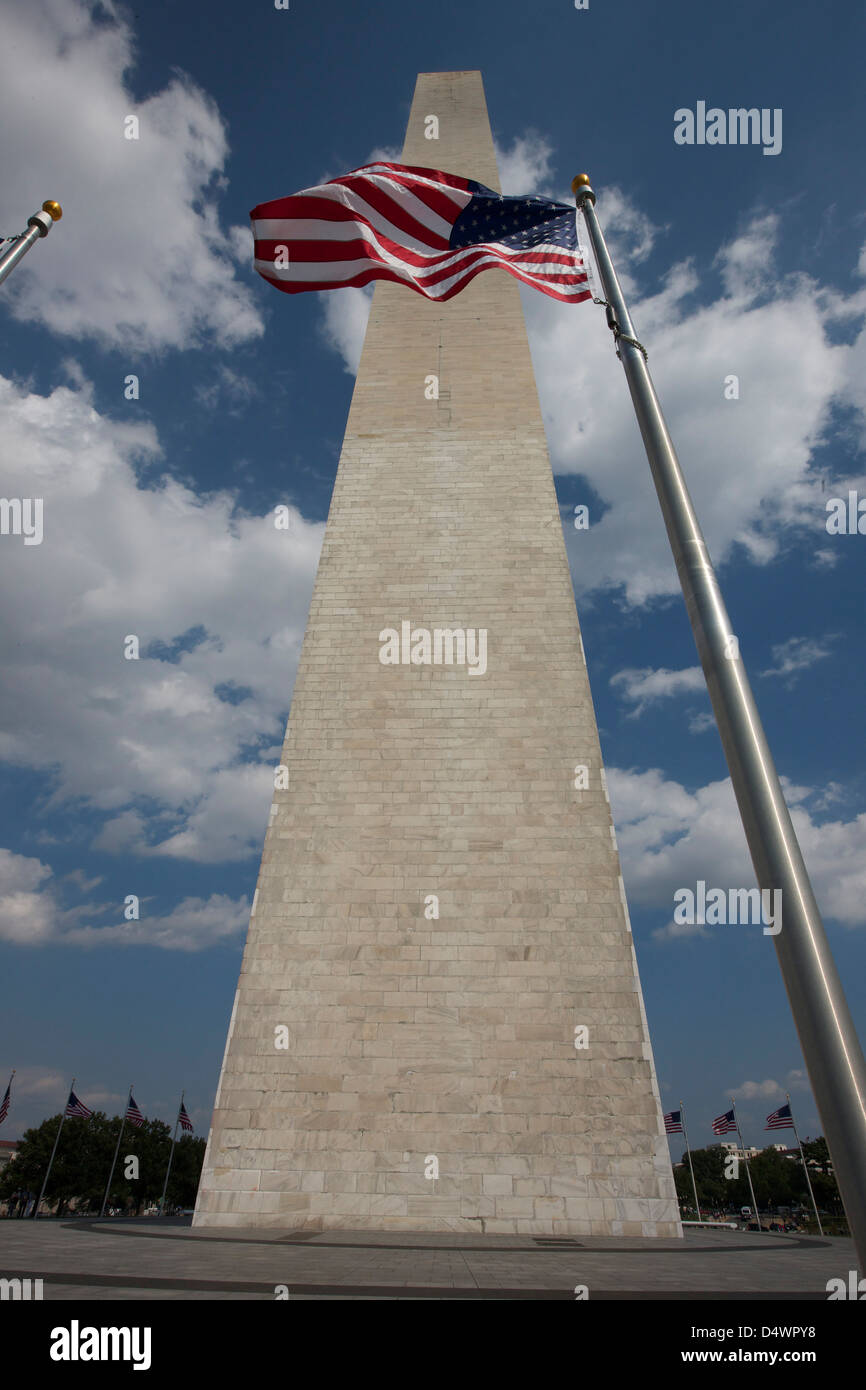 Il Monumento a Washington e bandiera americana, Washington D.C., USA. Foto Stock