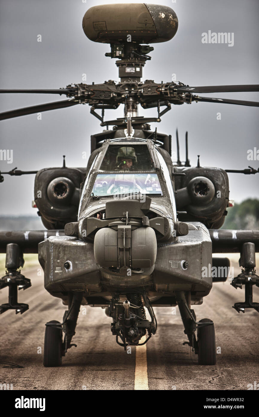 High Dynamic Range Immagine di un AH-64 Apache elicottero sulla pista durante le operazioni di volo, Conroe, Texas. Foto Stock
