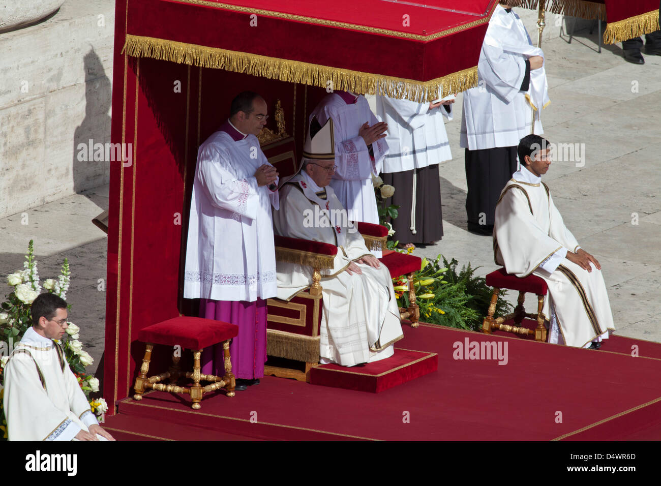 Vaticano, Italia. Xix Marzo 2013. Papa Francesco I Messa di inaugurazione Roma, Italia. Papa Francesco si siede sul trono di San Pietro Foto Stock