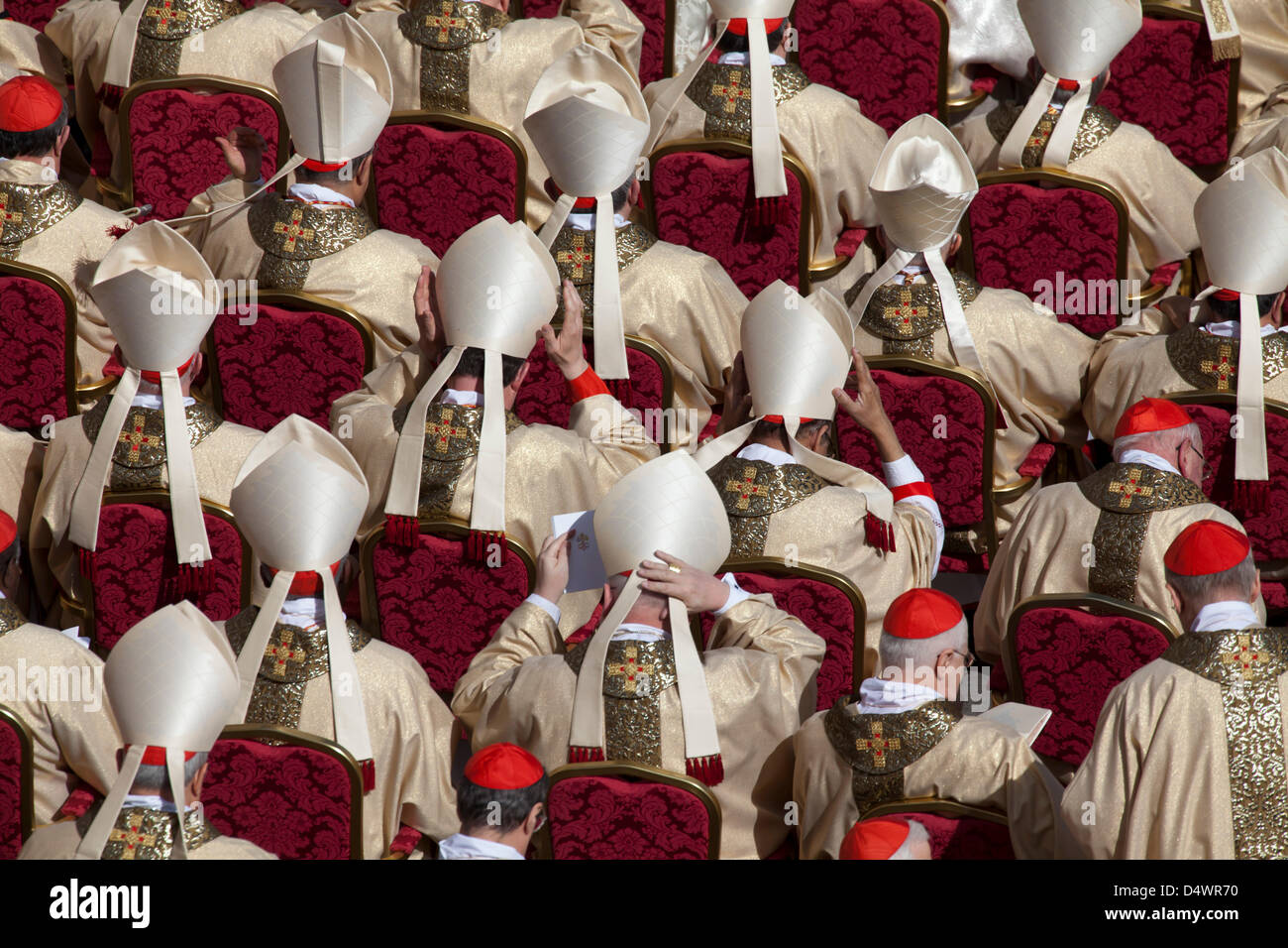 Cardinali seduti in Piazza San Pietro per la messa inaugurale del Papa Francesco I sostituire i loro le squadre. Foto Stock