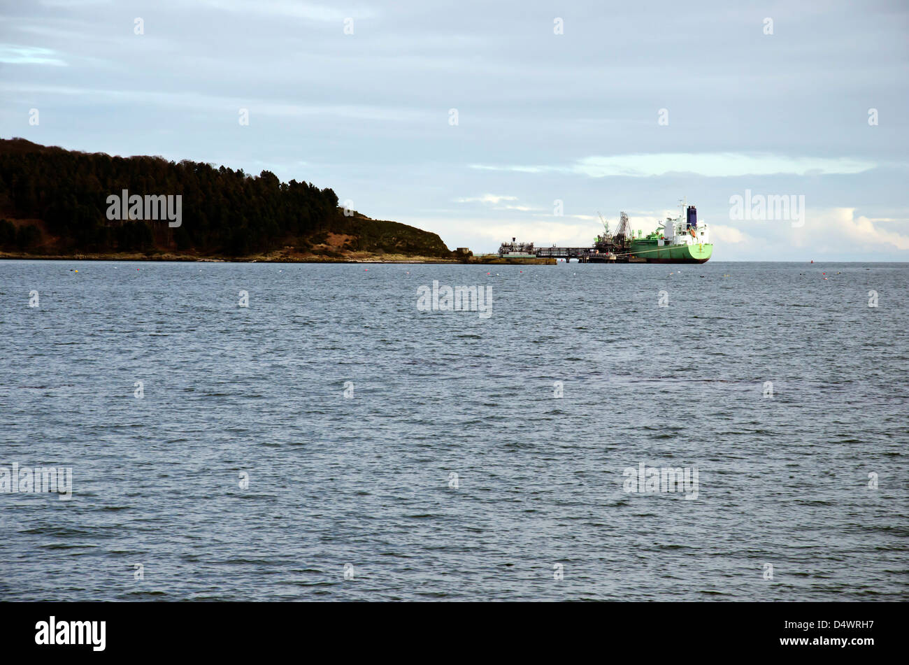 Nave cisterna Nave attraccata dall'impianto di etilene a Mossmorran in Fife, Scozia. Foto Stock