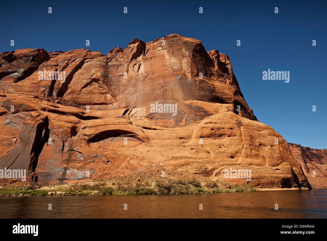 1000ft alte scogliere guardia del fiume Colorado in prossimità di fecce traghetto, Arizona. Foto Stock