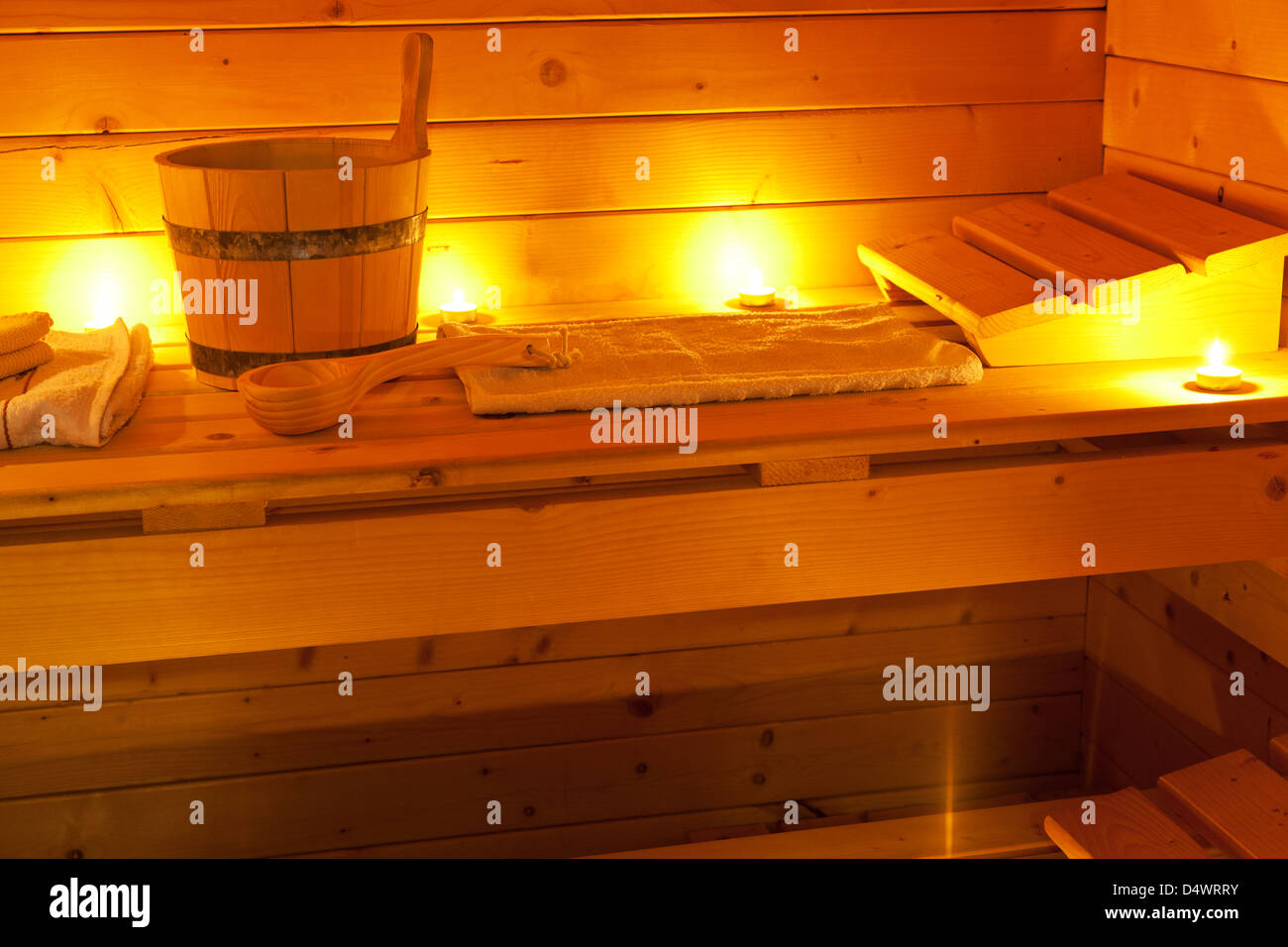 Interno di una sauna finlandese a lume di candela Foto Stock