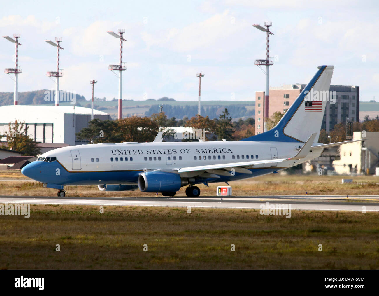Una C-40 Clipper dell'ottantanovesimo Airlift Wing in rullaggio a Ramstein Air Base, Germania. Foto Stock