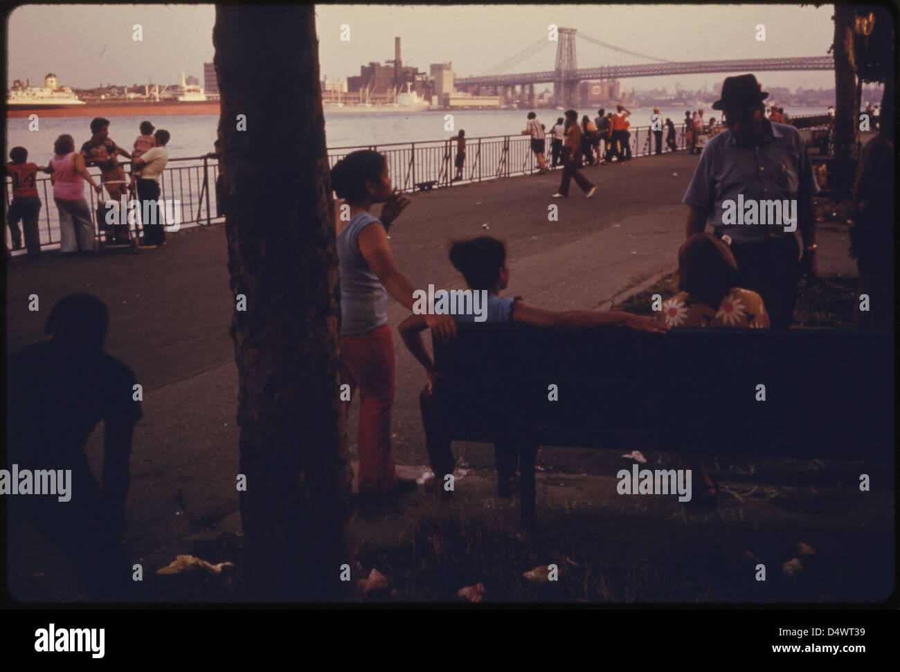 Persone su una gita a East River Park a Manhattan ... 07/1974 Foto Stock