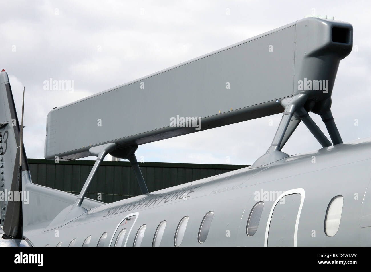 Close-up di allarme precoce del radar sul una svedese Saab Erieye aeromobili. Foto Stock