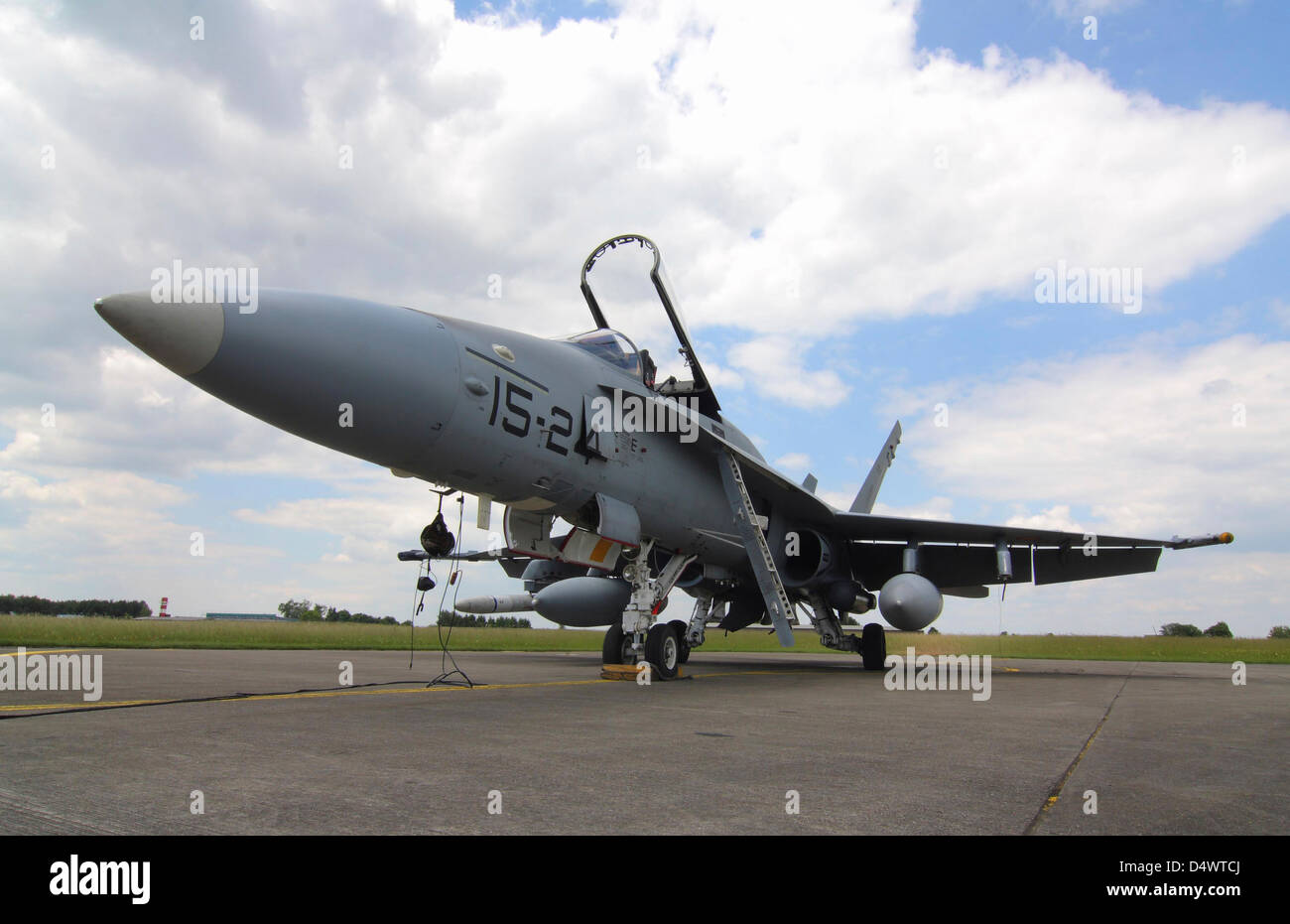 Spagnolo di F-18m con formazione danno missile a esercitare ELITE, Lechfeld Airfield, Germania. Foto Stock