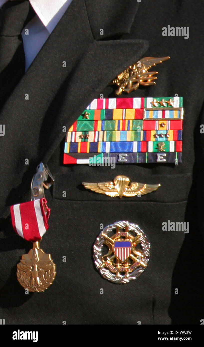 Vista ravvicinata di decorazioni militari e onori su un comandante del vestito uniforme. Foto Stock