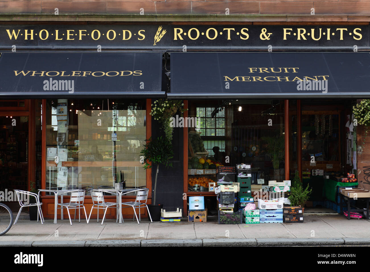 Radici e frutta Wholefoods e frutta mercantile su Great Western Road, West End di Glasgow, Scozia, Regno Unito Foto Stock