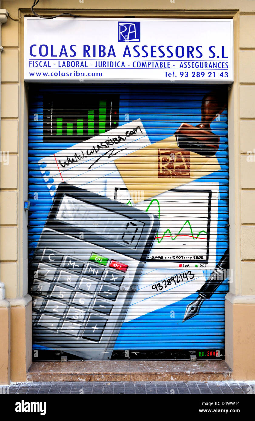 Barcellona, in Catalogna, Spagna. Negozio di dipinti scuri che riflettono l'azienda. Foto Stock