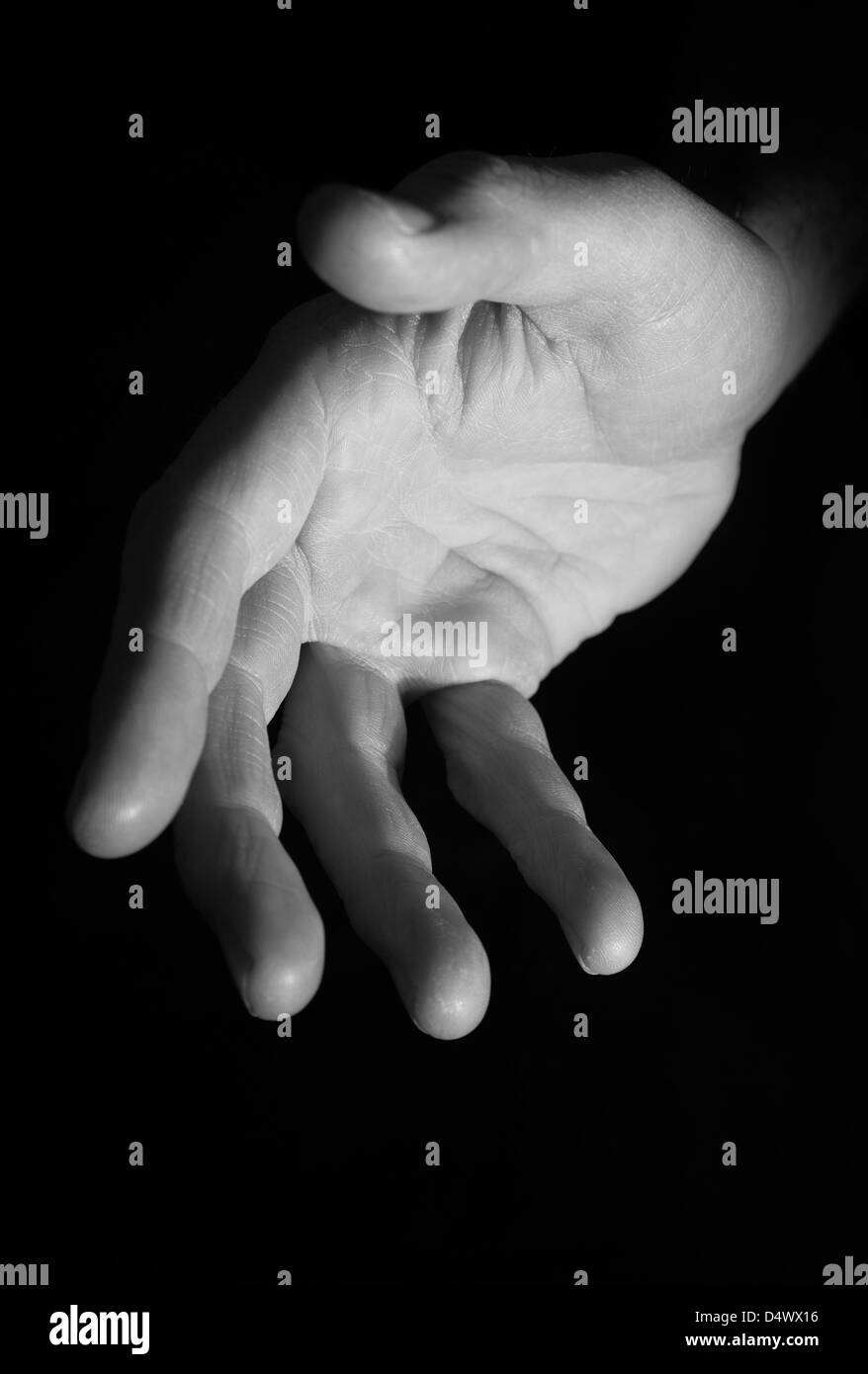 Tenendo fuori una mano Foto Stock