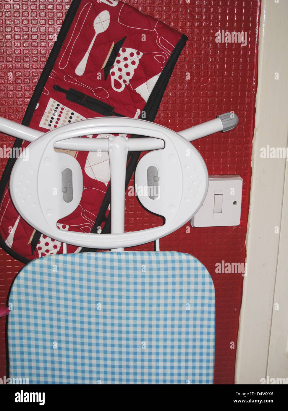 Cucina domestica scena con asse da stiro e forno guanto Foto Stock