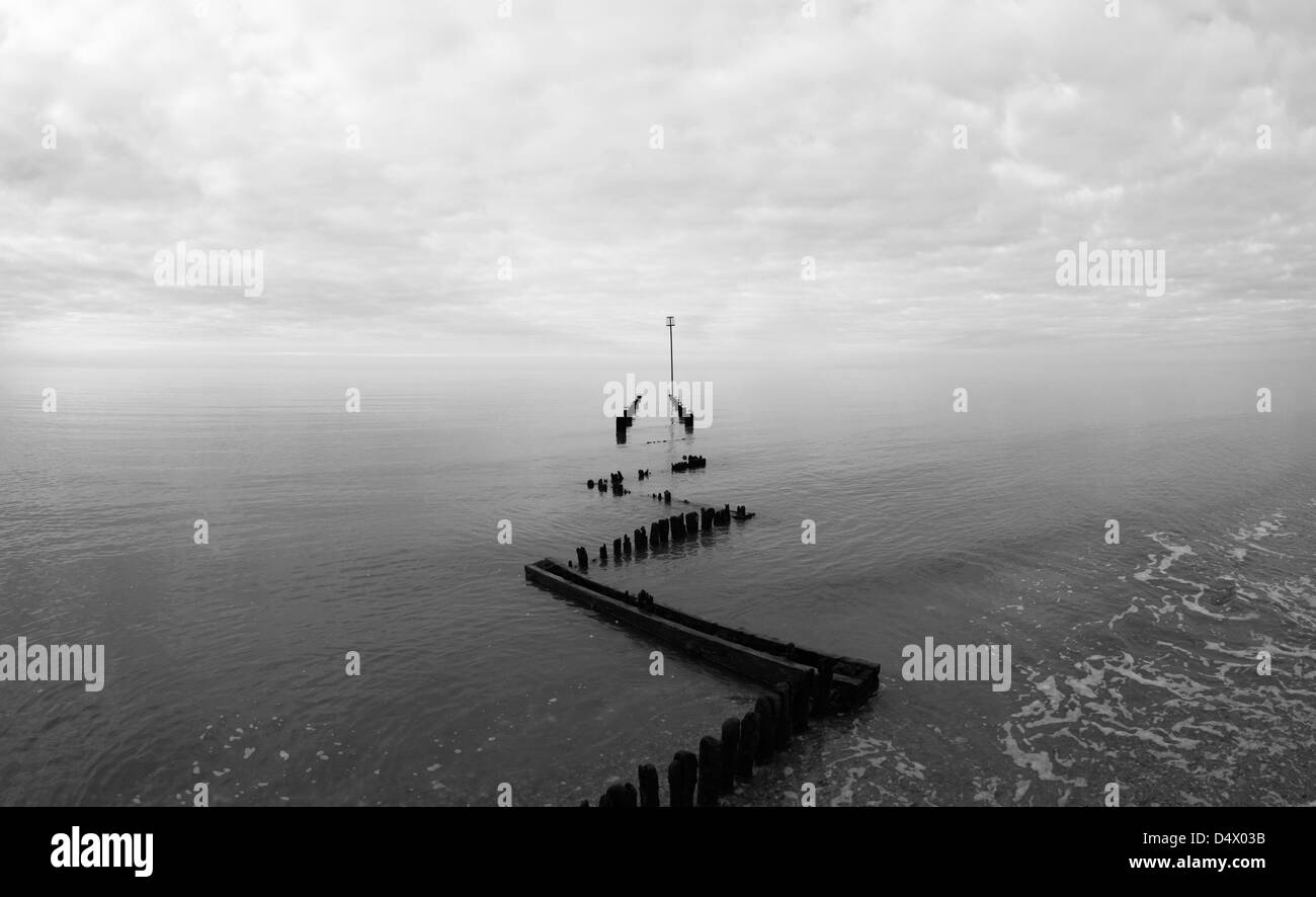 Struttura di frangionde in legno a Heacham sulla costa di Norfolk. Foto Stock